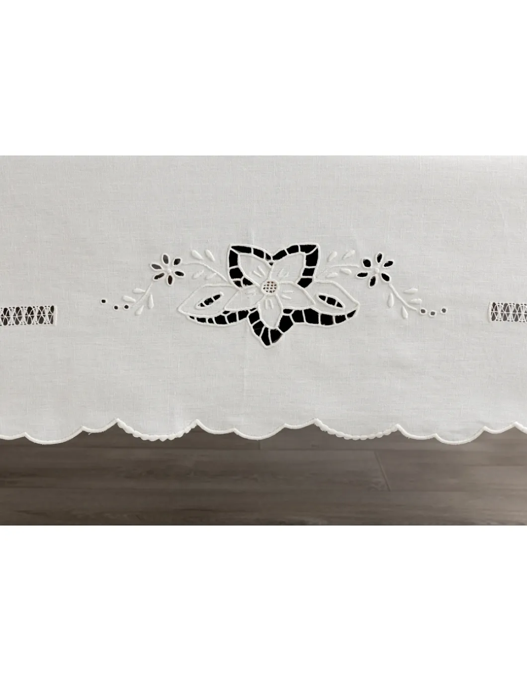 180x290 cm - Toalha de mesa de linho bordada a mão